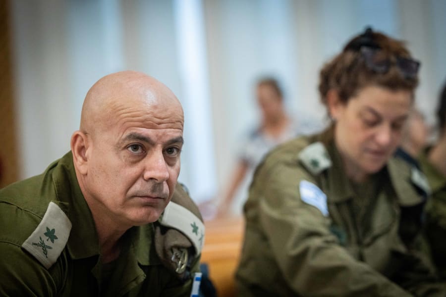 Le major général Ghassan Alian, chef de la coordination des activités gouvernementales dans les territoires (COGAT), arrive à la Cour suprême de Jérusalem pour une audience sur l'entrée de l'aide humanitaire dans la bande de Gaza, le 21 juillet 2024. (Photo : Yonatan Sindel/Flash90)