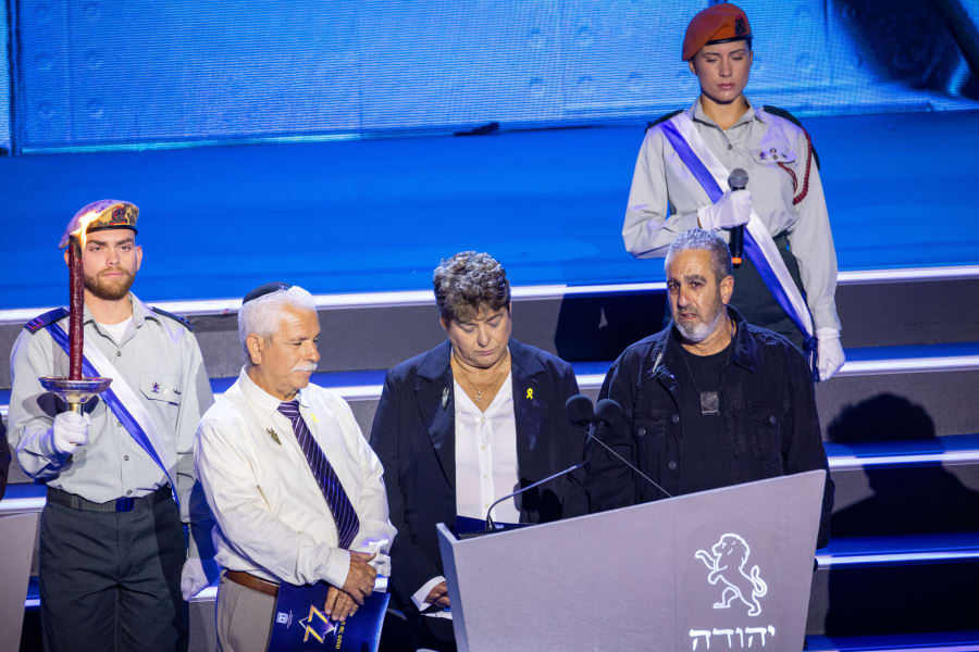 Rafael Aravas, Rachel Edri et Machluf Ohana allument la torche pendant la répétition principale de la cérémonie du 77e anniversaire du Jour de l'Indépendance, qui s'est tenue au Mont Herzl, à Jérusalem, le 28 avril 2025. Photo : Yonatan Sindel/Flash90