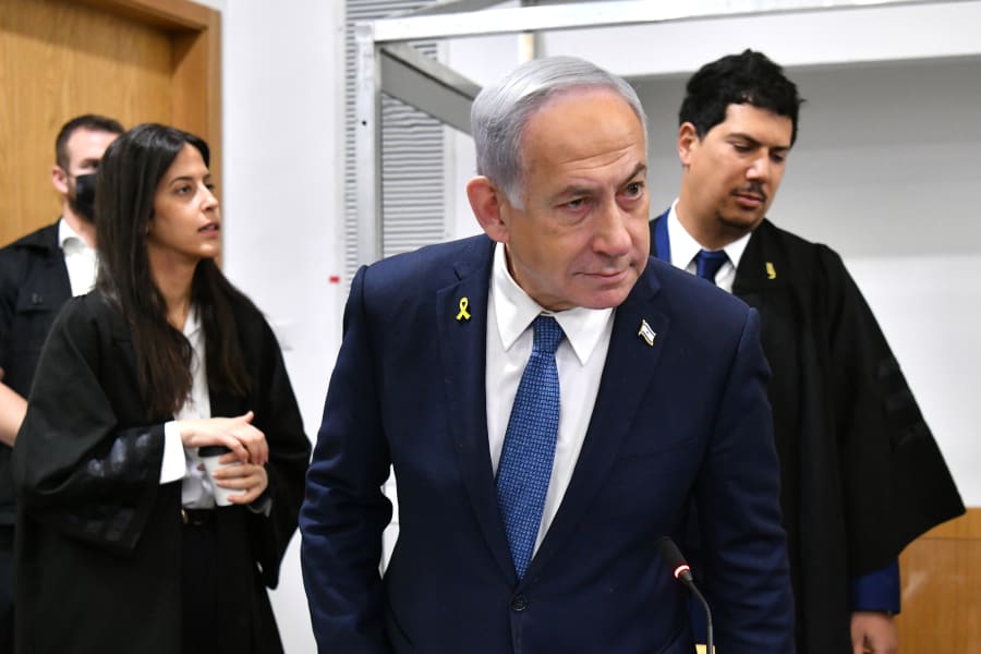 Le Premier ministre israélien Benjamin Netanyahu arrive dans la salle d'audience du tribunal de district de Tel Aviv, avant le début de son témoignage dans le procès qui l'oppose, le 6 mai 2025. photo de Reuven Kastro/POOL ***POOL PICTURE (Photo : Flash 90)