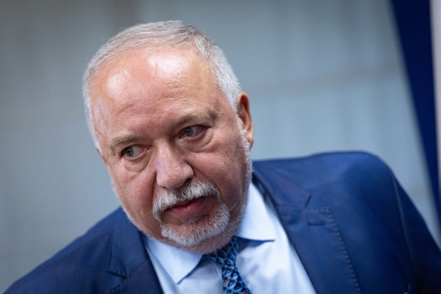 Le président du parti Yisrael Beiteinu, MK Avigdor Lieberman, dirige une réunion de faction à la Knesset, le parlement israélien à Jérusalem, le 5 mai 2025. Photo : Yonatan Sindel/Flash90