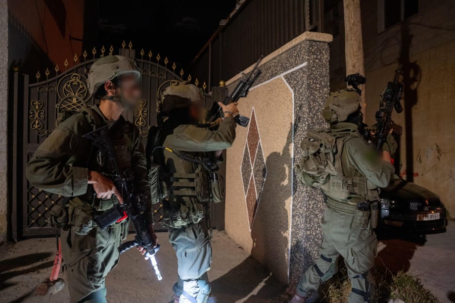 Israeli forces during the arrest of suspects overnight in the West Bank, May 2, 2025. (Photo: IDF)