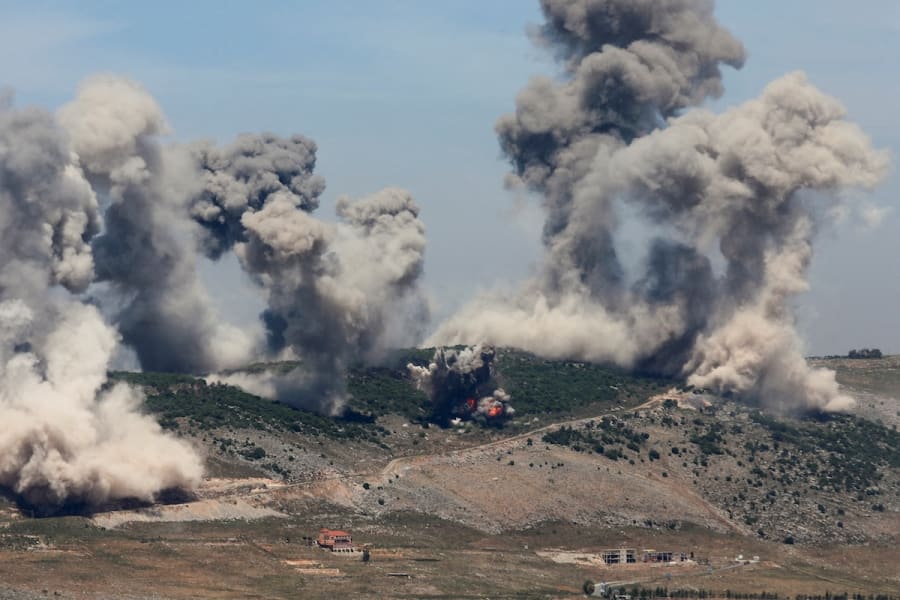 De la fumée s'échappe du district de Nabatieh, suite aux frappes israéliennes, selon deux sources de sécurité libanaises, vue de Marjayoun, dans le sud du Liban, le 8 mai 2025. (Photo : REUTERS/Karamallah Daher)