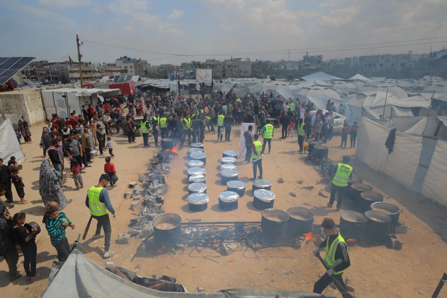 Displaced Palestinians line up to receive a meal in the northern Gaza Strip, May 2, 2025. (Photo: Ali Hassan/Flash90)