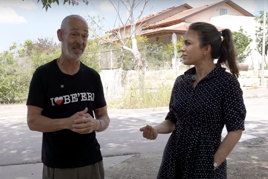 Rotem Magen speaks with Lior Alon from Kibbutz Be'eri (Photo: ALL ISRAEL NEWS)