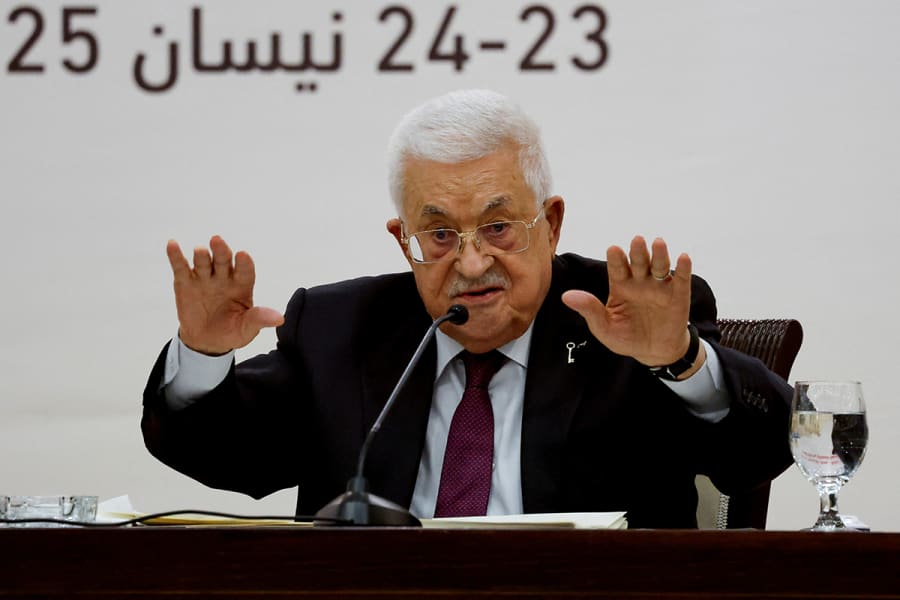 Le président palestinien Mahmoud Abbas fait un geste lors d'une réunion de direction à Ramallah, en Cisjordanie occupée par Israël, le 23 avril 2025. REUTERS/Mohammed Torokman