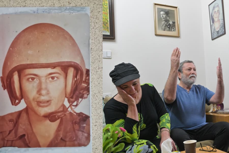 Le Premier ministre Benjamin Netanyahu dans la maison de la famille Feldman à Tel Aviv, alors qu'il informe la famille du retour en Israël du sergent de première classe Tzvika Feldman. 11 mai 2025. Photo : Kobi Gideon/GPO