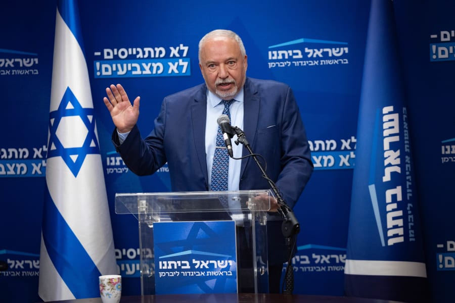 Le président du parti Yisrael Beiteinu, MK Avigdor Lieberman, dirige une réunion de faction à la Knesset, le parlement israélien à Jérusalem, le 5 mai 2025. Photo : Yonatan Sindel/Flash90
