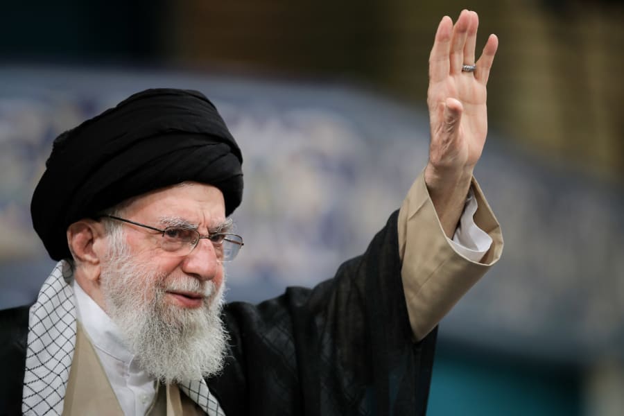 10 mai 2025, Téhéran, Iran : Le guide suprême iranien, l'ayatollah ALI KHAMENEI, fait un signe de la main lors d'une réunion avec plusieurs travailleurs venus de tout le pays pour commémorer la Semaine des travailleurs à Téhéran. (Crédit photo : © Bureau du guide suprême iranien via ZUMA Press Wire)