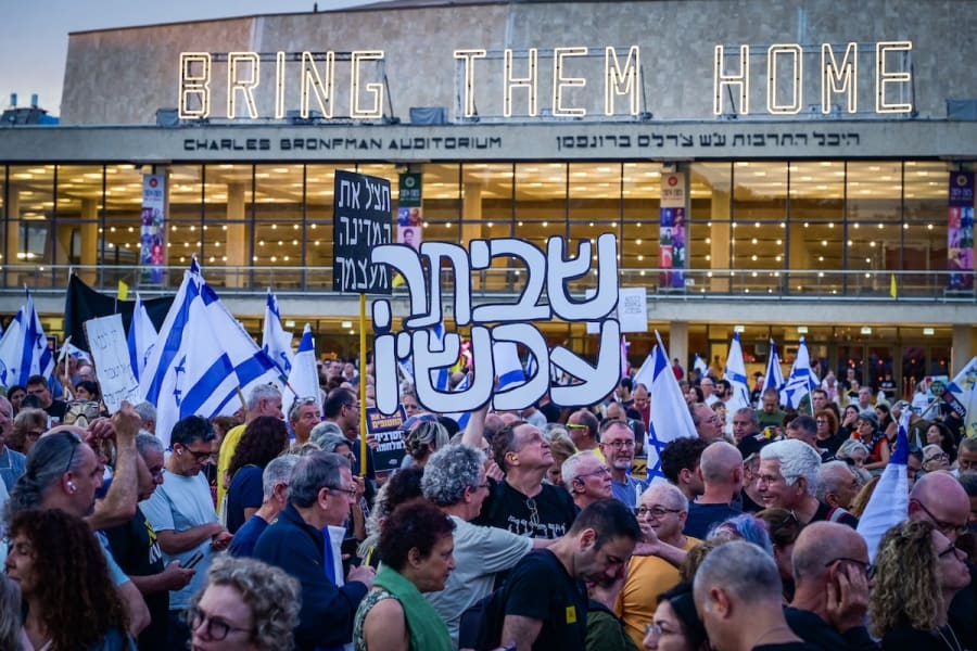 Israelis protest against the government, urging to make a hostage deal, at Habima Square, May 10, 2025. (Photo: Avshalom Sassoni/Flash90)