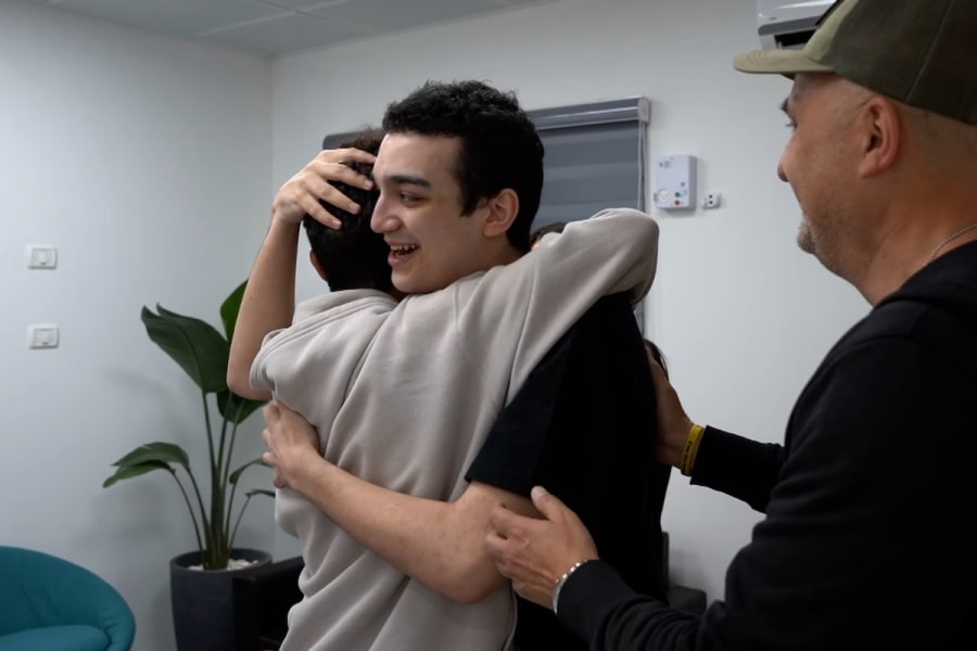 L'otage israélo-américain Edan Alexander accueilli par sa famille (Photo : IDF)