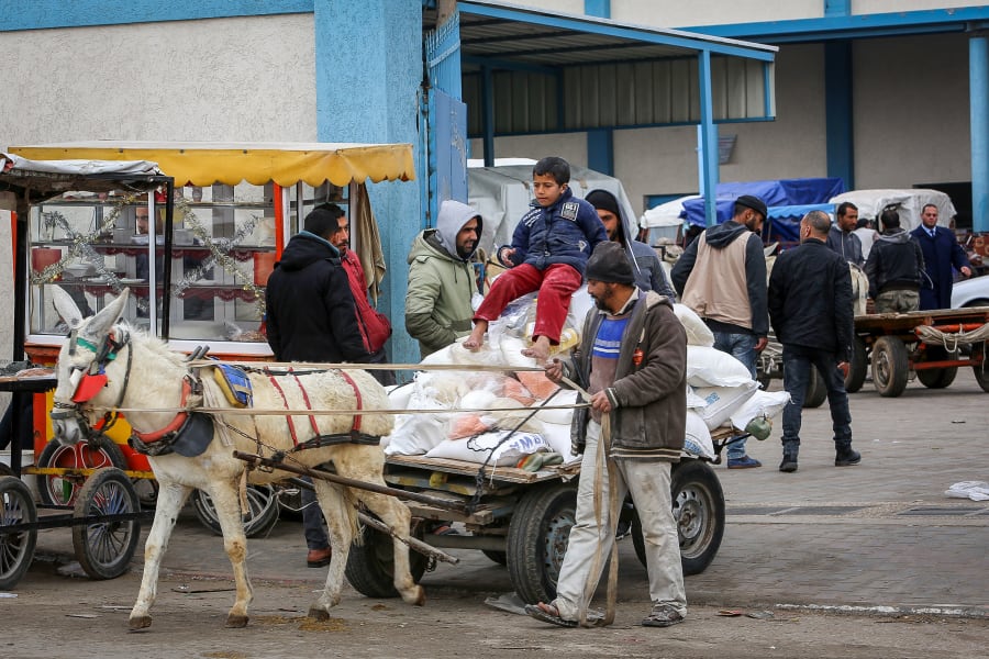 Des Palestiniens reçoivent de l'aide alimentaire dans un centre de distribution des Nations Unies (UNRWA) dans la ville de Rafah, au sud de la bande de Gaza, le 13 janvier 2020. Photo : Abed Rahim Khatib/Flash90