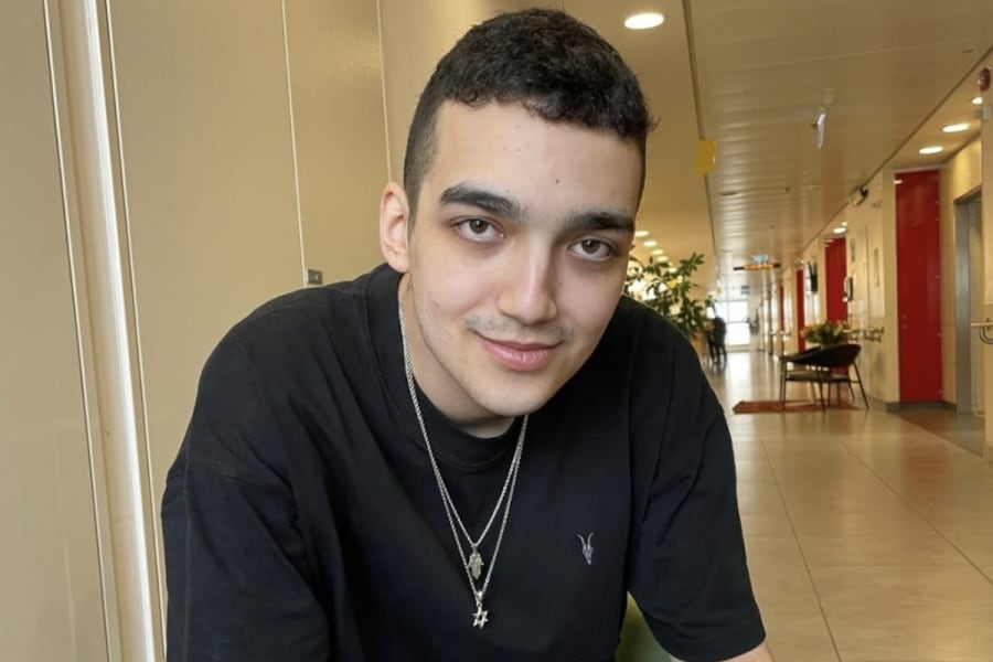 L'otage israélo-américain libéré Edan Alexander porte un collier en forme d'étoile de David offert par l'envoyé américain au Moyen-Orient Steve Witkoff, qui avait appartenu au défunt fils de Witkoff, Andrew, le 13 mai 2025. (Photo : Capture d'écran/Channel 12)