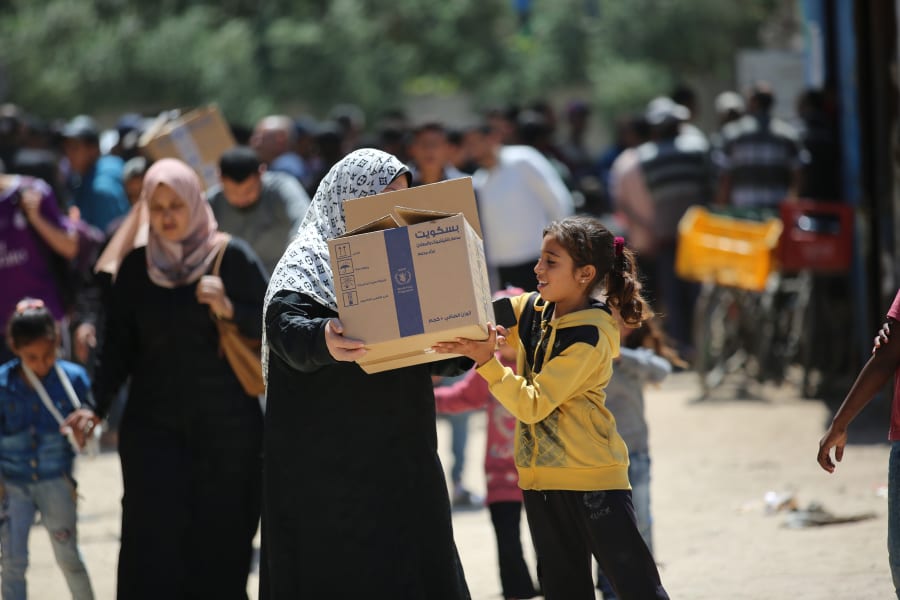 Des Palestiniens reçoivent une aide alimentaire du Programme alimentaire mondial (PAM) dans le camp de réfugiés de Nuseirat, dans le centre de la bande de Gaza, le 26 avril 2025. Photo Ali Hassan/Flash90