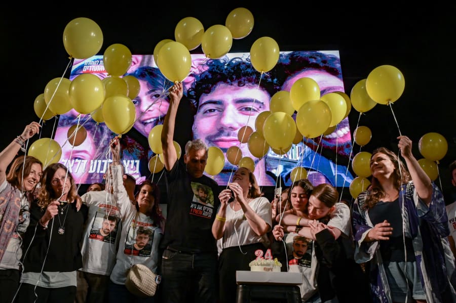 Les membres de la famille de l'otage israélien Guy Gilboa Dalal organisent une manifestation pour célébrer son anniversaire, alors qu'il est toujours captif du Hamas, sur la place des otages, le 12 mai 2025. (Photo : Avshalom Sassoni/Flash90)