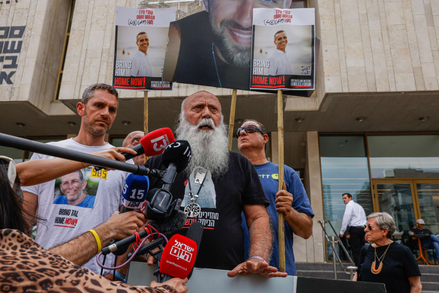 Les familles des otages israéliens s'adressent à la presse après une réunion avec l'envoyé spécial des États-Unis au Moyen-Orient, Steve Witkoff, sur la place des otages à Tel Aviv, le 13 mai 2025. Photo : Yehoshua Yosef/Flash90