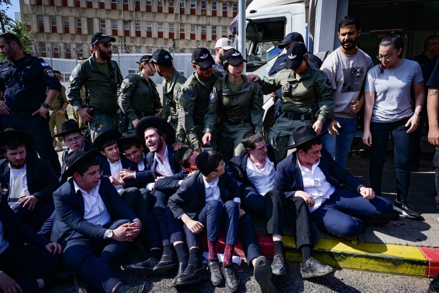 Des juifs ultra-orthodoxes affrontent la police lors d'une manifestation contre l'enrôlement de juifs ultra-orthodoxes dans l'armée israélienne, devant le centre de recrutement de Tsahal à Tel Hashomer, dans le centre d'Israël, le 28 avril 2025. (Photo : Avshalom Sassoni/Flash90)