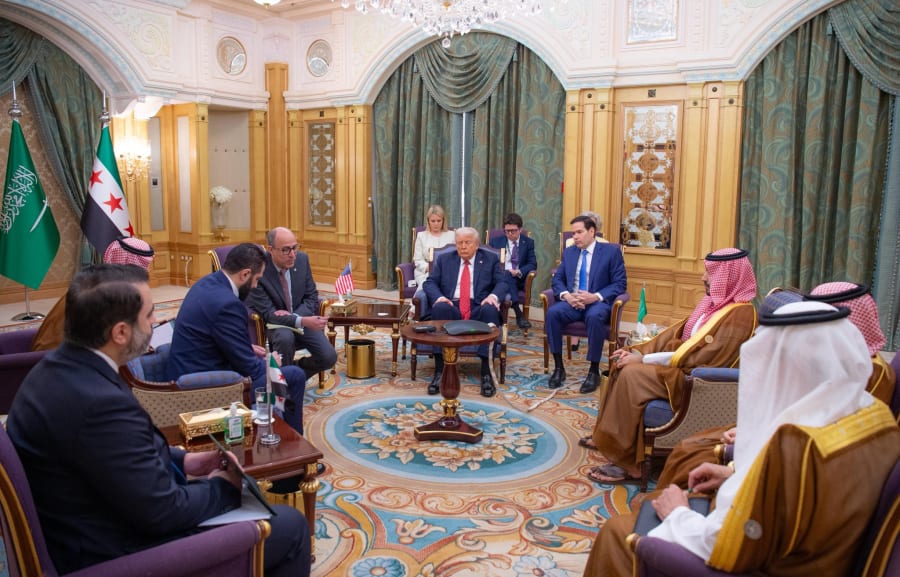 US-Präsident Donald Trump mit Außenminister Marco Rubio, Syriens Interimspräsident Ahmed al-Sharaa (rechts), dem saudischen Kronprinzen Mohammed bin Salman und dem saudischen Außenminister Faisal bin Farhan in Riad, 14. Mai 2025. Reuters