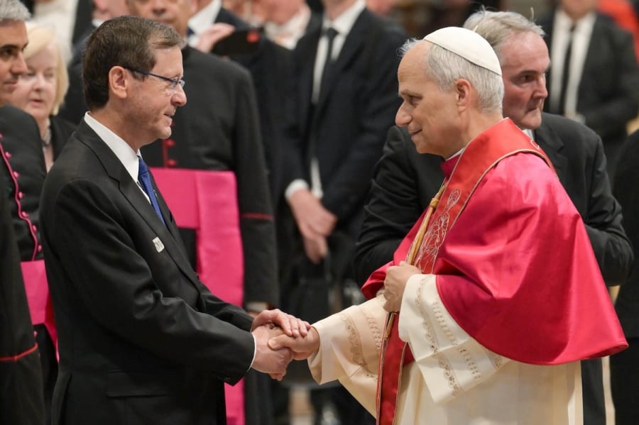 Israeli President Isaac Herzog is greeted by Pope Leo XIV, May 18, 2025. (Photo: Ma'ayan Toaf/GPO)