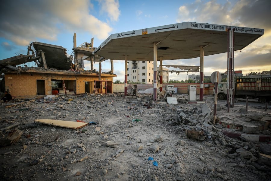 Palestiniens sur le site d'une frappe aérienne israélienne dans le centre de la bande de Gaza, le 20 mai 2025. (Photo : Ali Hassan/Flash90)