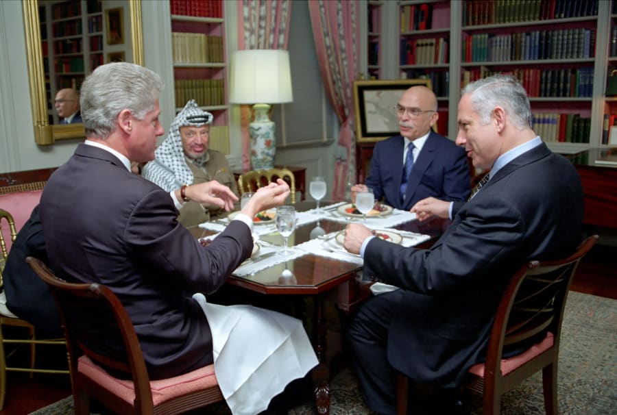 Le président américain Bill Clinton avec le roi Hussein de Jordanie, le premier ministre israélien Benjamin Netanyahu et le dirigeant palestinien Yasser Arafat en octobre 1996. (Photo : Wikipedia Commons)