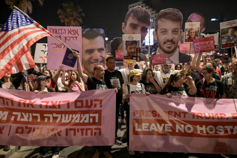 Des familles d'Israéliens retenus en otage à Gaza et des sympathisants manifestent pour demander la libération des Israéliens retenus en otage par les terroristes du Hamas à Gaza, devant le bureau de l'ambassade des États-Unis à Tel Aviv, le 13 mai 2025. Photo de Tomer Neuberg/Flash90
