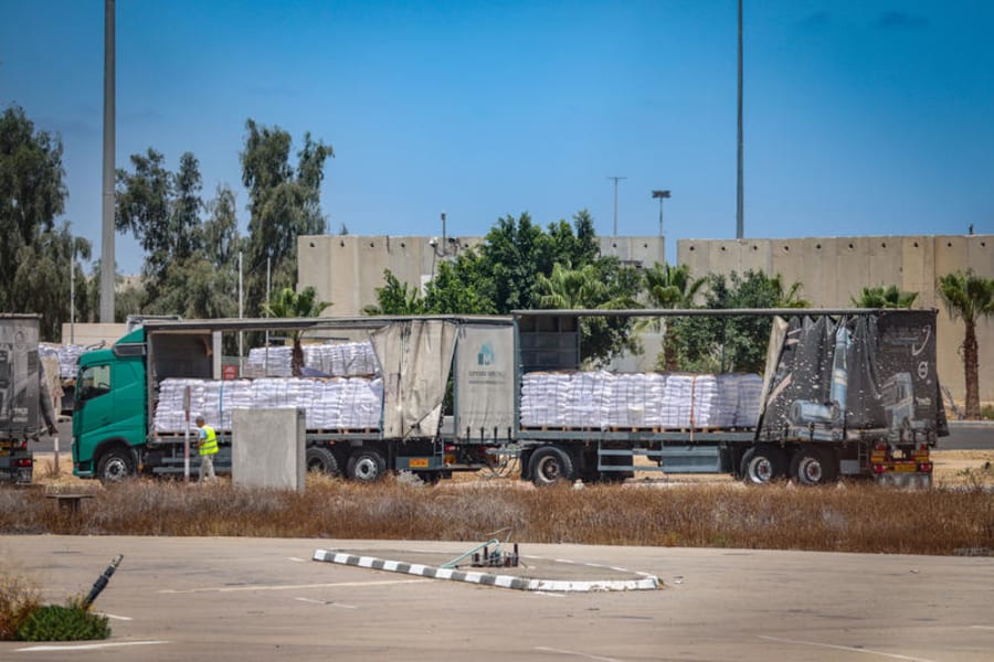 Camions chargés d'aide humanitaire avant d'entrer dans la bande de Gaza, du côté israélien de la frontière avec la bande de Gaza, le 20 mai 2025. Photo par Flash90