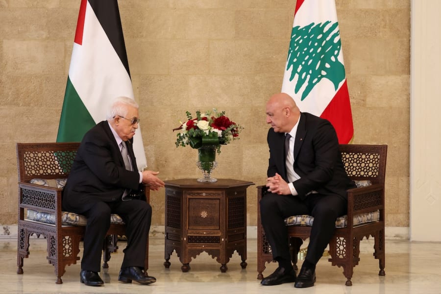 Le président libanais Joseph Aoun rencontre le président de l'Autorité palestinienne Mahmoud Abbas au palais présidentiel de Baabda, au Liban, le 21 mai 2025. (Photo : REUTERS/Mohamed Azakir)