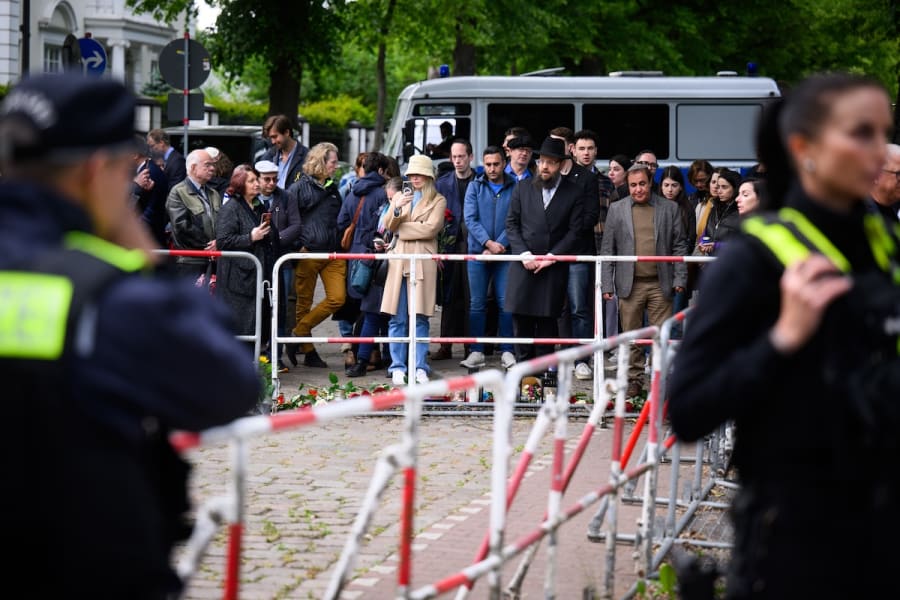 Visitors lay flowers and light candles at a memorial service in front of the Israeli embassy in Berlin in memory of the two embassy employees who were killed at the Israeli embassy in Washington, May 22, 2025. (Photo: Bernd von Jutrczenka/dpa via Reuters)