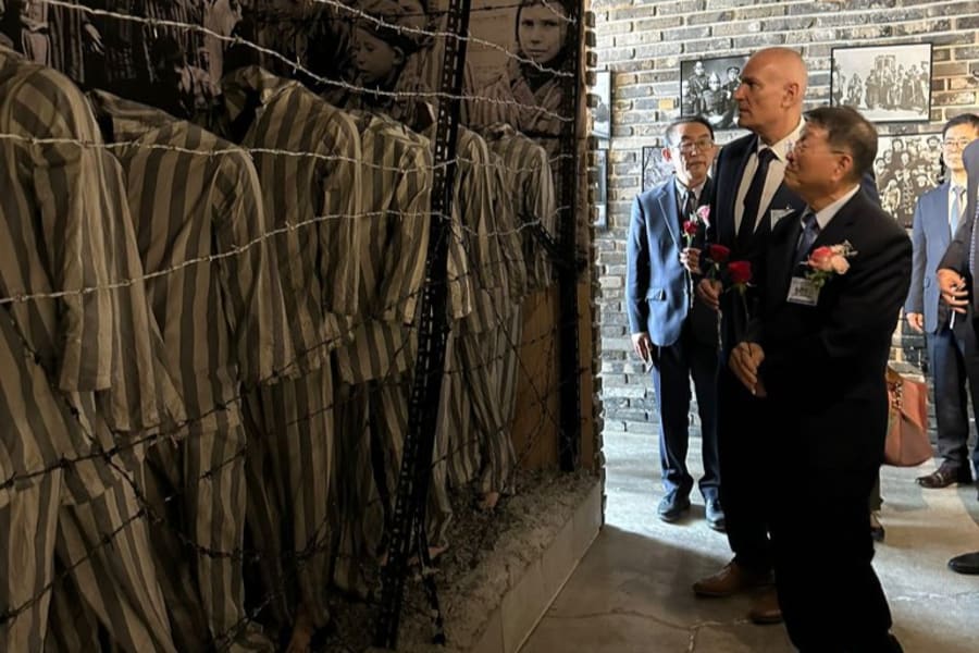 Rafael Harpaz, ambassadeur d'Israël en Corée du Sud, lors de l'inauguration du musée commémoratif de l'Holocauste par l'Institut biblique israélo-coréen à Paju. (Photo : Rafael Harpaz /X)