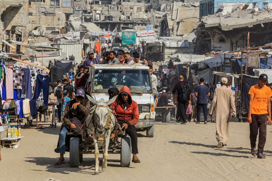 Des Palestiniens avec leurs affaires après avoir fui les zones de combat à Khan Yunis, dans le sud de la bande de Gaza, le 22 mai 2025. (Photo : Abed Rahim Khatib/Flash90)