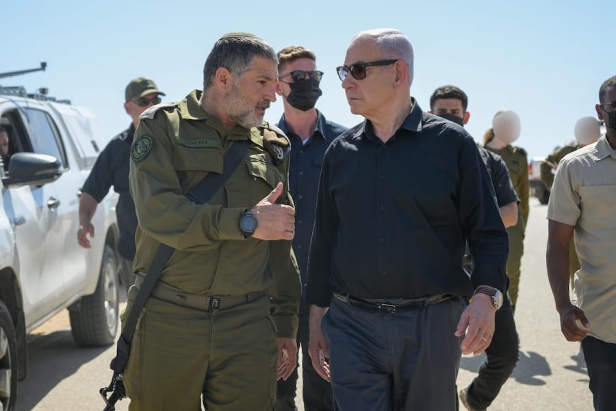 Israeli Prime Minister Benjamin Netanyahu speaks with Maj.-Gen. David Zini (Photo: Ma'ayan Toaf/GPO)
