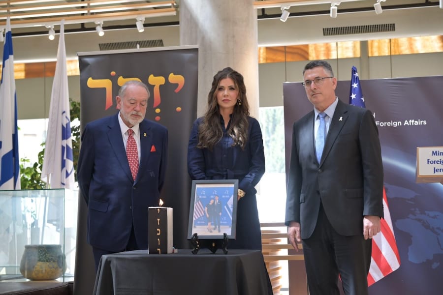 La secrétaire américaine à la sécurité intérieure, Kristi Noem, l'ambassadeur des États-Unis en Israël, Mike Huckabee, et le ministre israélien des Affaires étrangères, Gideon Sa'ar, lors d'une cérémonie en l'honneur des employés de l'ambassade d'Israël assassinés, Yaron Lischinsky et Sarah Milgrim (Photo : Gideon Sa'ar/X)