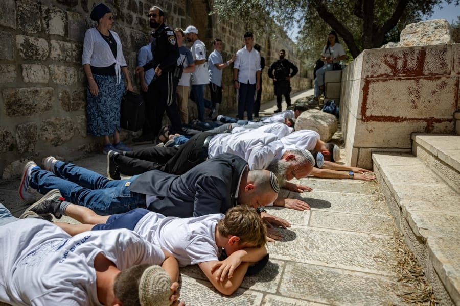 Jews pray on the Temple Mount in Jerusalem Old City, on Jerusalem Day, May 26, 2025. (Photo: Yonatan Sindel/Flash90)