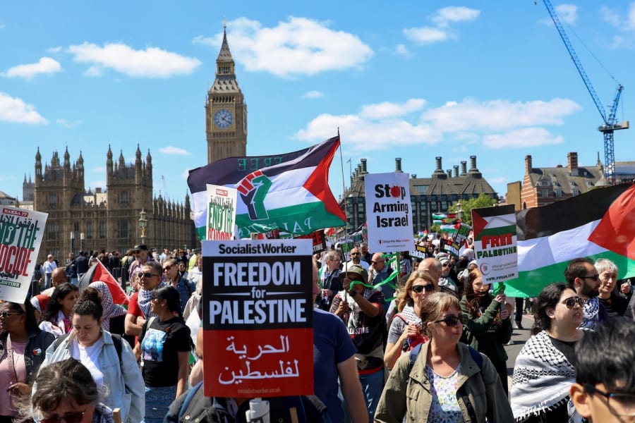 Pro-Palestinian protesters demonstrate on Westminster Bridge in London, Britain, May 17, 2025. (Photo: REUTERS/Yann Tessier)