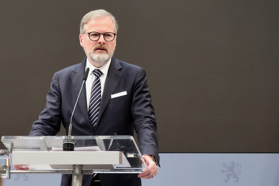 Le Premier ministre tchèque, Petr Fiala, participe à une réunion d'information conjointe avec le président ukrainien, Volodymyr Zelenskyy, à Prague, en République tchèque, le 5 mai 2025. (Photo : Olha Tanasiichuk/Ukrinform via ZUMA Press Wire)
