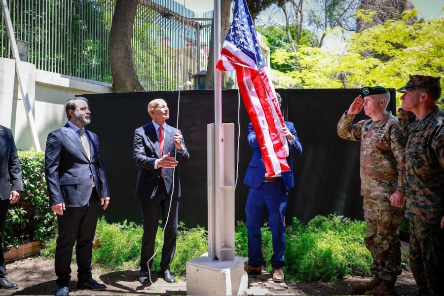L'ambassadeur Thomas Barrack hisse le drapeau américain dans sa résidence officielle à Damas, en Syrie (Photo : Thomas Barrack/X)
