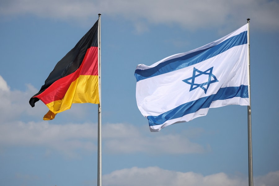 Un drapeau allemand et un drapeau israélien flottent, le jour où le chancelier Friedrich Merz rencontre le président israélien Isaac Herzog pour des entretiens, à Berlin, Allemagne, le 12 mai 2025. REUTERS