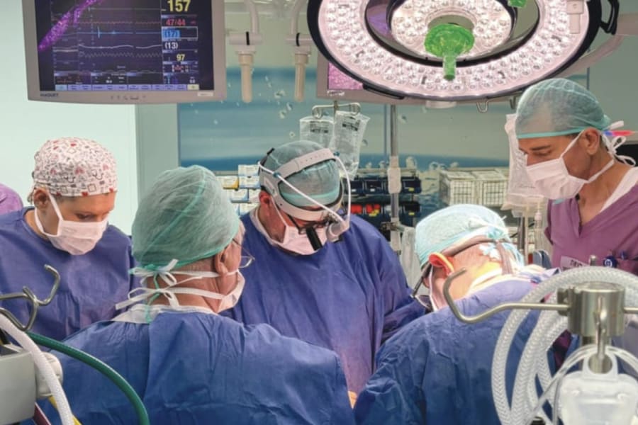Ärzte des Hadassah-Universitätsklinikums führen eine Operation durch, um einem Patienten ein künstliches Herz zu implantieren. (Foto: Hadassah-Universitätsklinikum)