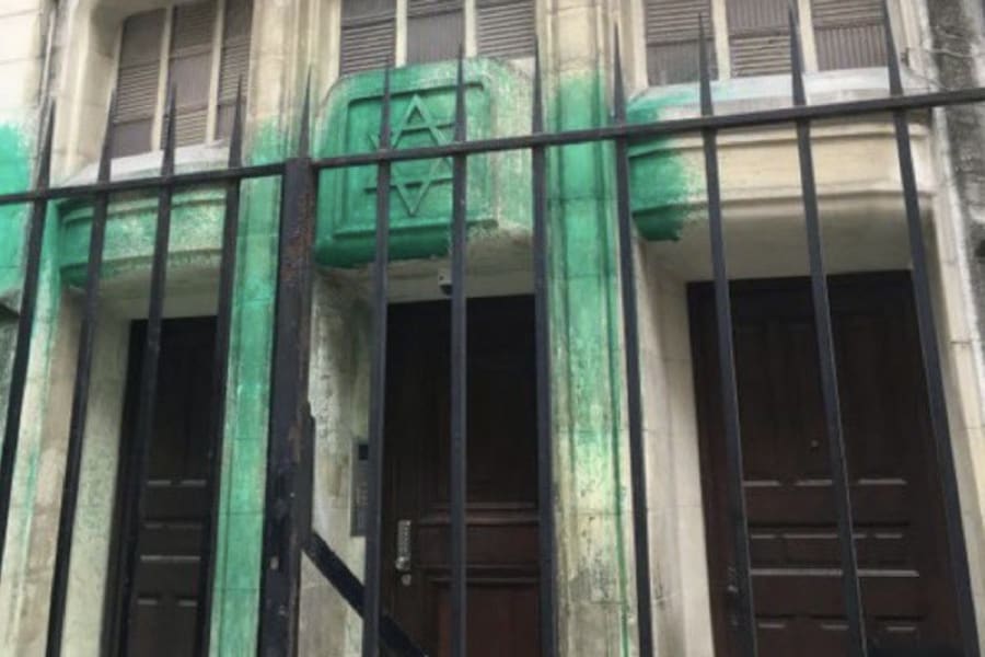 Vandalisme antisémite contre une synagogue à Paris (Photo : médias sociaux)
