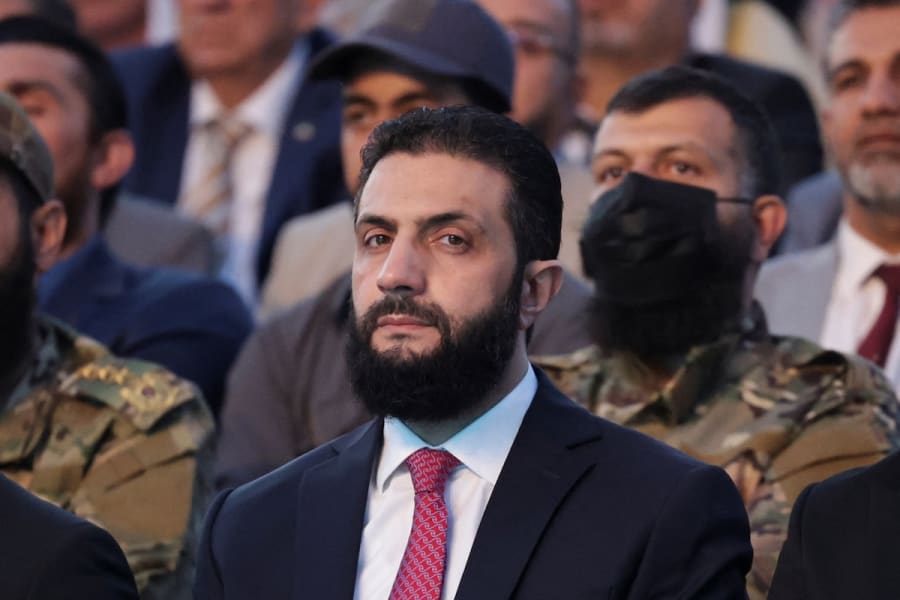 Syriens Interimspräsident Ahmed al-Sharaa blickt während der Feierlichkeiten „Aleppo, Schlüssel zum Sieg“ zur Befreiung Syriens in Aleppo, Syrien, am 27. Mai 2025 zu. (Foto: REUTERS/Khalil Ashawi)