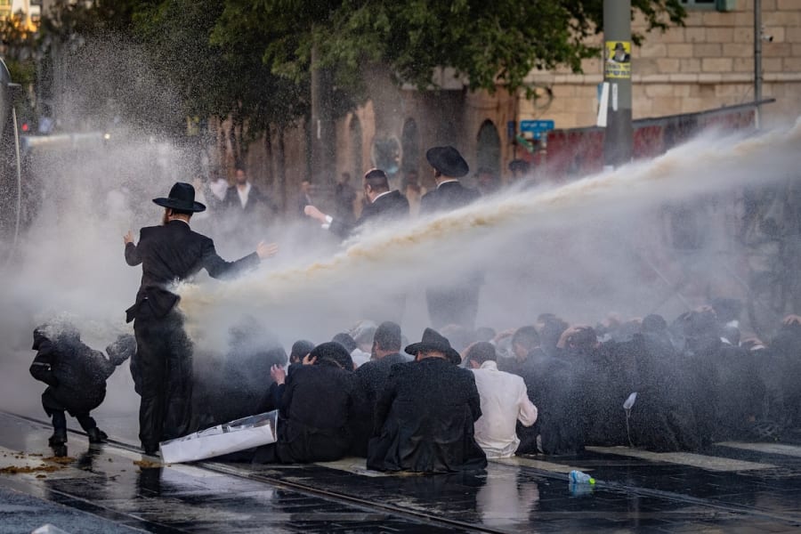 Des juifs ultra-orthodoxes protestent et se heurtent à la police lors d'une manifestation contre l'enrôlement de juifs ultra-orthodoxes dans l'armée israélienne, à Jérusalem, le 5 mai 2025. (Photo : Chaim Goldberg/Flash90)
