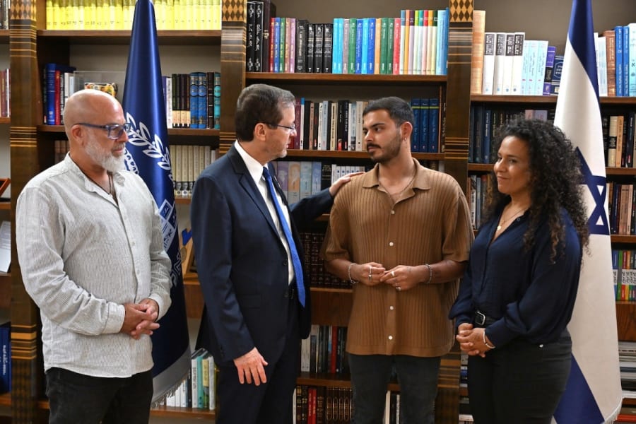 Der israelische Präsident Isaac Herzog trifft die befreite Geisel Omer Wenkert mit seinen Eltern Niva und Shai am 3. Juni 2025. (Foto: Haim Zach/GPO)