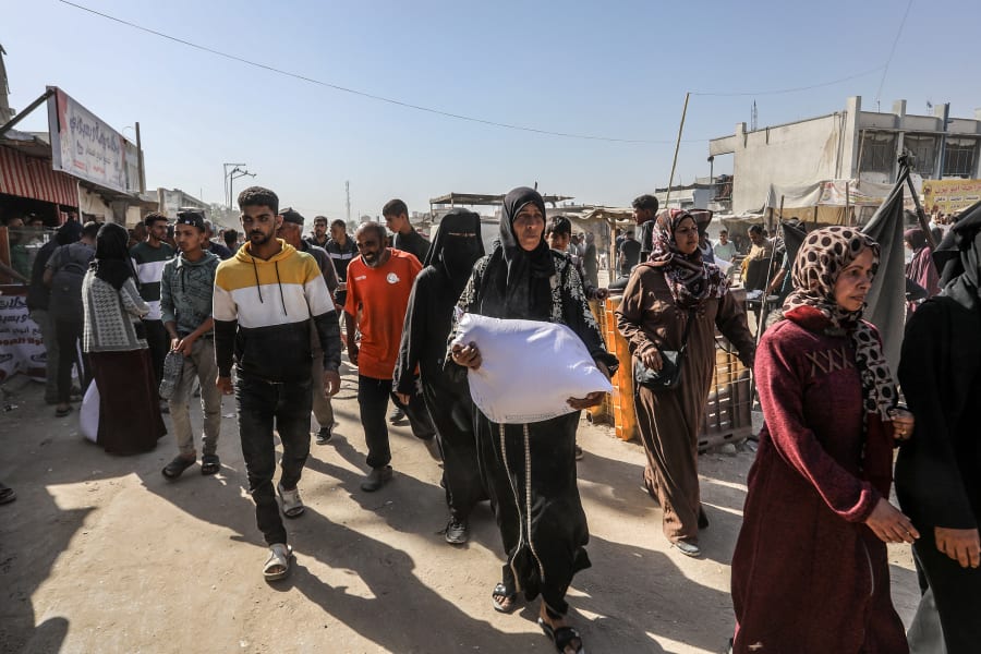 Palestinians carry bags of flour stolen from humanitarian aid trucks entering the Gaza Strip, in Khan Younis, southern Gaza Strip, May 31, 2025. (Photo: Abed Rahim Khatib/Flash90)