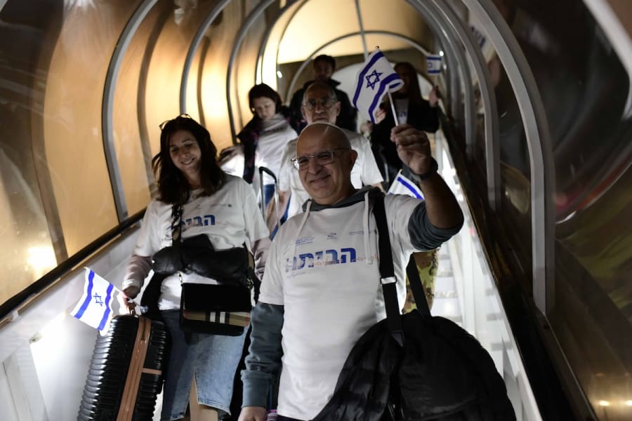 New French Jewish immigrants arrive at Ben Gurion International Airport, November 18, 2024. (Photo: Tomer Neuberg/Flash90)