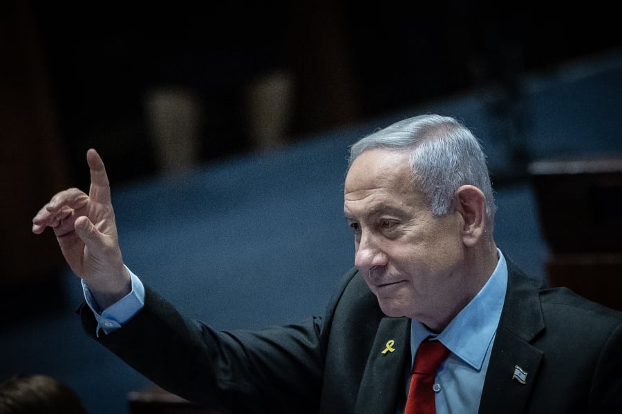 Der israelische Ministerpräsident Benjamin Netanjahu nimmt an einer Debatte über 40 Unterschriften im Plenarsaal der Knesset, dem israelischen Parlament in Jerusalem, teil, am 28. Mai 2025. Foto: Yonatan Sindel/Flash90