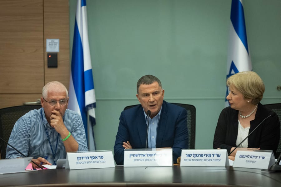 Committee Chairman Yuli Edelstein leads a Defense and Foreign Affairs Committee meeting at the Knesset, the Israeli parliament in Jerusalem, May 8, 2025. (Photo: Yonatan Sindel/Flash90)