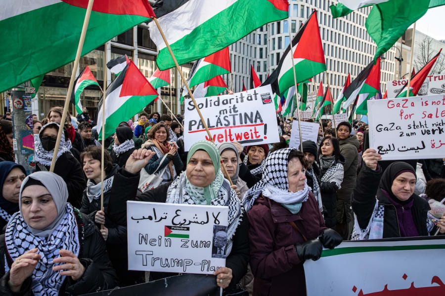 Des manifestants pro-palestiniens se sont rassemblés dans le centre de Berlin. Le rassemblement a pris une tournure controversée lorsque les participants ont scandé à plusieurs reprises des phrases telles que "Yallah Yallah Intifada" et des appels perçus comme des incitations à la violence directe contre les Juifs, 1er mars 2025. (Photo : Michael Kuenne/PRESSCOV/Sipa USA via Reuters)