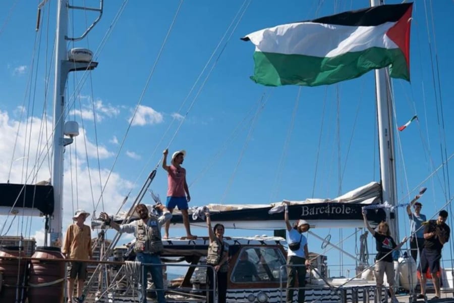 Greta Thunberg et des militants sur le voilier de la Flottille de la liberté, 4 juin 2025, mer Méditerranée. Photo : Coalition de la flottille de la liberté (FFC)
