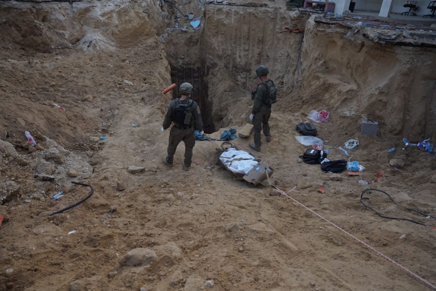Les forces israéliennes retirent les corps des terroristes du Hamas du tunnel sous l'hôpital européen à Gaza (Photo : IDF)