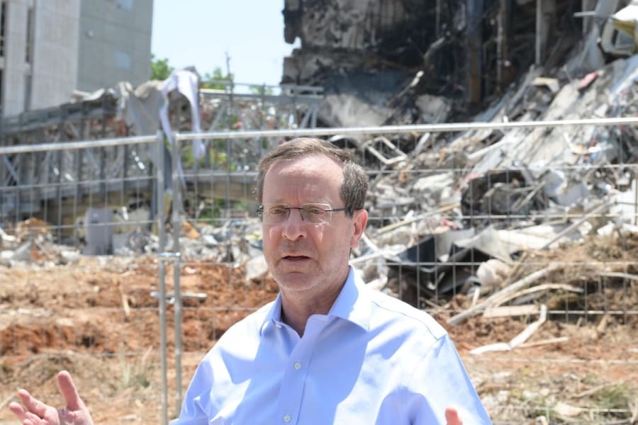 Le président israélien Isaac Herzog visite le site d'attaque de missiles iraniens à l'Institut Weizmann de Rehovot. (Photo : Amos Ben-Gershom/GPO)